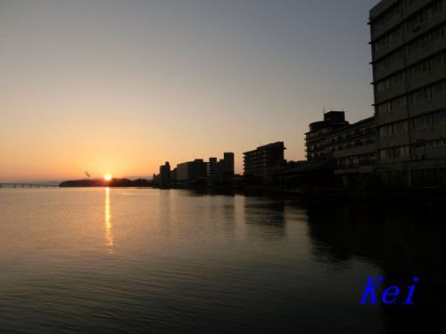 和倉温泉街：和倉港から見る日の出と七尾西湾　〔石川県七尾市〕