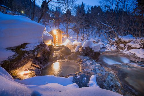 冬の贅沢、絶景の雪見露天風呂があるプレミアム宿 5選