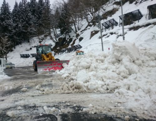 松之山温泉駐車場の一斉除雪が行われました