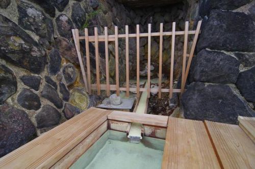 まずは足湯に入ってみて！蔵王の『緑屋２号源泉』足湯