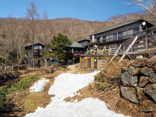混浴の絶景露天風呂で有名な三斗小屋温泉 煙草屋旅館に泊まり、那須岳に登る山旅