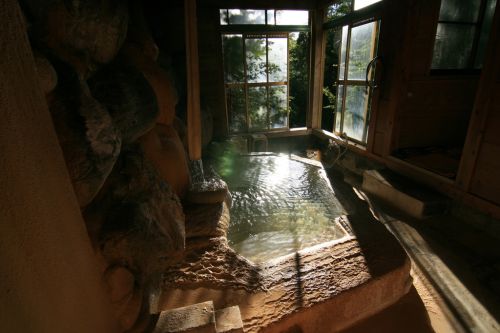 【竹田市】長湯温泉 万寿温泉～析出物の造形が美しい！長湯の透明な温泉