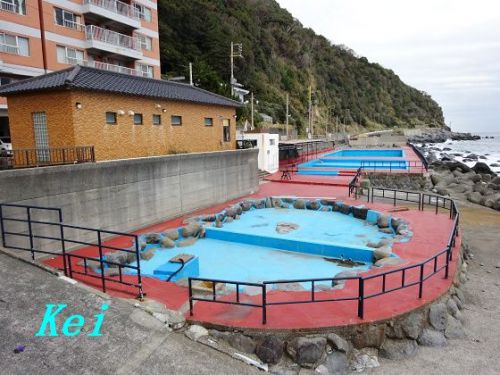 熱川温泉の温泉街（３）海沿い露天風呂「高磯の湯」、他、日帰りで入れる温泉は？　〔静岡県東伊豆町〕