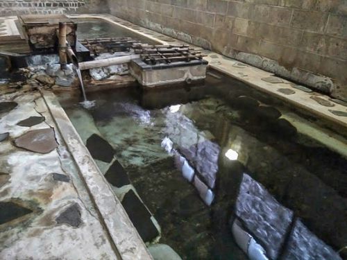 足元湧出の岩風呂♫ 赤倉温泉 湯守の宿 三之亟
