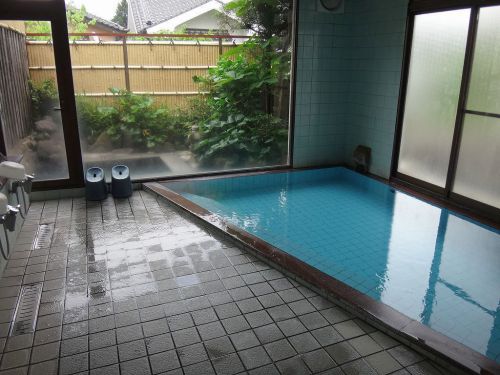 古湯温泉　旅館　大和屋　②端正な作りの内風呂と、坪庭のような露天風呂