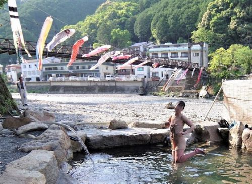 和歌山県川湯共同露天風呂は鯉のぼりの季節♪