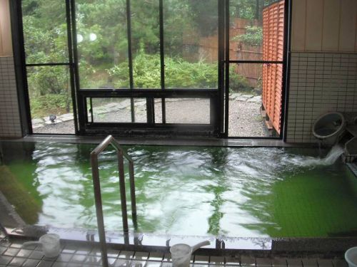 月岡温泉　共同浴場「美人の泉」（新発田市）　それはまるで、入浴剤を入れたかのような色のお湯