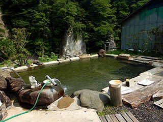 京塚温泉　しゃくなげ露天風呂（川端の湯）
