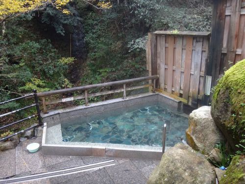 温泉地温泉　滝の湯　しっかりとした硫黄臭の良い温泉です