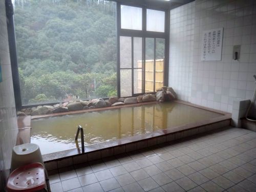 鶴の湯温泉（日高郡みなべ町）　黄褐色の濁り湯でのんびり湯浴み